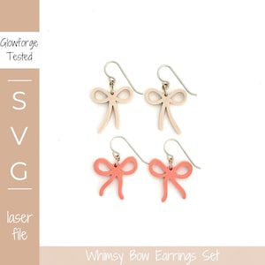 Puede incluir: Un conjunto de cuatro pendientes con forma de lazo. Dos pares son de color melocotón claro y los otros dos de color coral. Los pendientes están cortados con láser y tienen ganchos plateados. El texto "Whimsy Bow Earrings Set" está en la parte inferior.