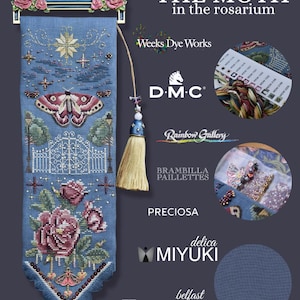 Pode incluir: Um kit de bordado intitulado The Moth in the Rosarium com um estandarte de tecido azul com mariposas, rosas e um portão bordados em ponto cruz. Inclui um suporte decorativo com uma lua e rosas, uma borla dourada e vários fios e missangas.