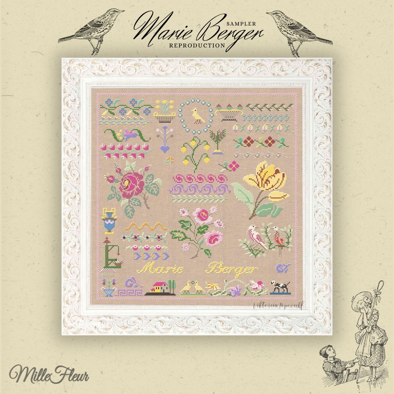 K&ouml;nnte beinhalten: Ein gerahmter Kreuzstich-Sampler mit einem floralen Design und dem Text "Marie Berger Sampler Reproduction". Der Sampler zeigt eine Vielzahl von Blumen, V&ouml;geln und anderen Motiven. Der Rahmen ist wei&szlig; mit einem dekorativen Rand.