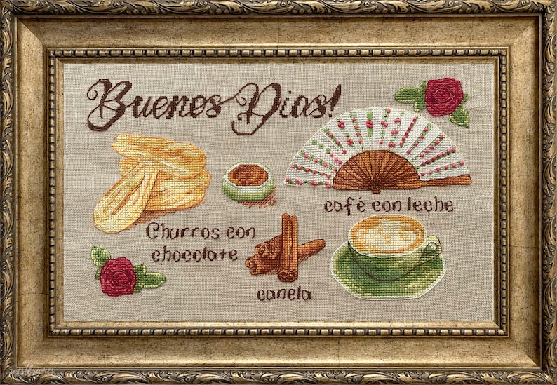 Puede incluir: Un dise&ntilde;o de bordado de punto de cruz que representa una escena de desayuno con el texto "Buenos Dias!" en espa&ntilde;ol. El dise&ntilde;o incluye churros con chocolate, una taza de caf&eacute; con leche, palitos de canela y un abanico.