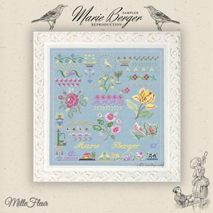 K&ouml;nnte beinhalten: Ein gerahmter Kreuzstich-Sampler mit blauem Hintergrund und bunten Blumenmustern. Der Sampler enth&auml;lt den Text "Marie Berger" und "Mille Fleur".