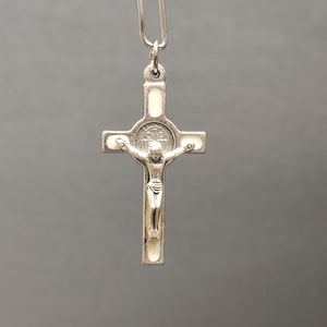Kruisbeeld Corpus Christi - Heilige Jezus Christus en Sint-Benedictus - witte emaillen hanger - religieus kruis
