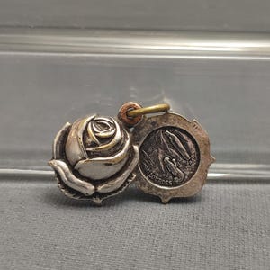 Colgante de medallón deslizante católico plateado religioso - Medalla con dije de medallón Virgen María - Lourdes - Medalla Medallón -