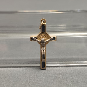 Religieus Corpus Christi kruisbeeld geëmailleerd kruis Heilige Jezus Christus van Sint-Benedictus. hanger Halverwege de eeuw - Religieus kruis