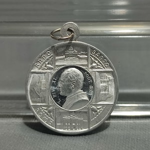 Religious  Pius XI - Vintage Pope Pius XI Medal, 1933 - Images of Rome&#39;s Vatican City-   Medal or Pendant  -  medallion - Christian