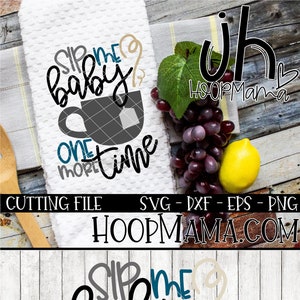 Peut inclure: Un fichier de découpe numérique représentant une tasse à thé avec le texte "Sip me baby one more time" en lettres noires, bleues et beiges. Le motif comprend également le texte "uh" en lettres bleues. Le motif est sur un fond blanc avec une texture en bois.
