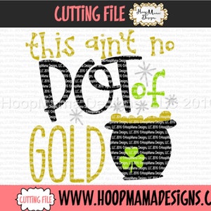 Puede incluir: Diseño de archivo de corte digital negro y dorado que dice "Esto no es un pote de oro". El diseño presenta una olla negra con monedas de oro y un trébol verde.