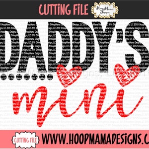 Puede incluir: Un archivo de diseño digital en negro y rojo para una máquina de corte. El diseño dice "Daddy's mini" con un corazón entre las palabras. El corazón está relleno con un patrón negro y rojo.