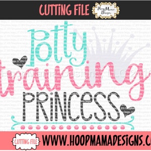 Könnte beinhalten: Potty-Training-Prinzessin-Design mit einer Krone, Herzen und einem Farbspiel aus Rosa und Türkis. Das Design enthält den Text "Potty training princess" und "www.hoopmamadesigns.com".