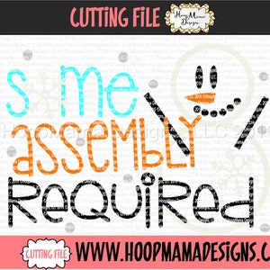Puede incluir: Un diseño de archivo de corte digital que presenta un muñeco de nieve con el texto "some assembly required" en letras naranja, azul y negro.