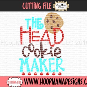 Puede incluir: Un diseño de archivo de corte digital con el texto "The Head Cookie Maker" en letras rojas, marrones y azules con un gráfico de galleta marrón. El texto "Cutting File" aparece dos veces en la imagen.