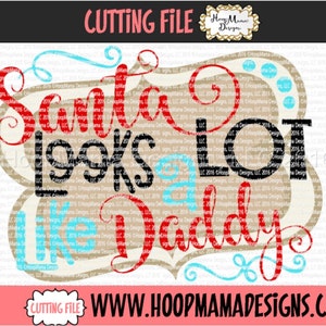 Pode incluir: Um design de arquivo de corte digital com o texto "Santa Looks A Lot Like Daddy" em um esquema de cores vermelho, preto e azul festivo. O design é perfeito para criar artesanato e decorações de Natal personalizadas.