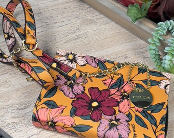 Never worn, Pre-Owened Steve Madden Cross Body Sholder Purse in Yelloe Floral | Like New Condition