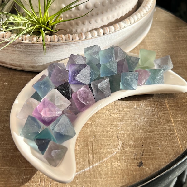 Octaedro de fluorita mixta mediana: cristal natural en bruto