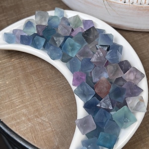 Kleiner gemischtfarbiger Fluorit-Oktaeder: Stein der Heiligen Geometrie