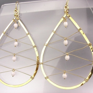 EINZIGARTIGE Leichte handwerkliche Gold Teardrop weiße Aventurin Kristalle Ohrringe, Kaskadenohrringe, Kronleuchterohrringe, KOSTENLOSER VERSAND!