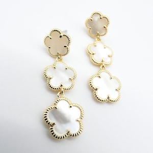 MAGNIFIQUES boucles d'oreilles délicates en nacre plaquées or 18 carats, trèfles triples gradués, légères, minimalistes, riches, livraison gratuite image 5