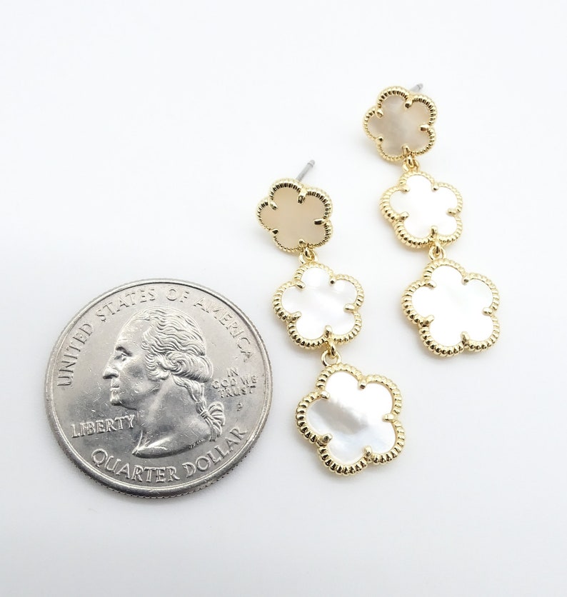 MAGNIFIQUES boucles d'oreilles délicates en nacre plaquées or 18 carats, trèfles triples gradués, légères, minimalistes, riches, livraison gratuite image 6