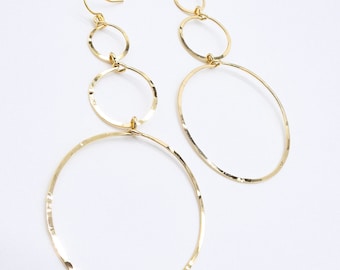 MAGNIFIQUES boucles d'oreilles pendantes de 3 3/4" de longs anneaux d'or triples gradués légers, Boho, minimaliste, livraison gratuite !