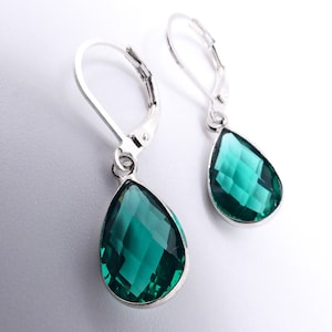 Petites boucles d&#39;oreilles dormeuses en argent sterling en forme de goutte d&#39;eau vert émeraude à facettes délicates, minimalistes, pendantes, livraison gratuite !