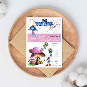Könnte beinhalten: Eine Einladung zur Smurfs-Party mit dem Text "The Smurfs Party". Die Einladung zeigt Schlümpfe-Charaktere, ein Pilzhaus und Platz für Party-Details. Sie liegt auf einem Holztablett mit einem Umschlag.