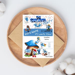Könnte beinhalten: Eine Party-Einladung zum Thema Schlümpfe. Die Einladung hat ein blaues und weißes Farbschema mit dem Text "The Smurfs Party!" und Platz zum Ausfüllen des Namens, des Alters, des Ortes, des Datums und der Uhrzeit des Kindes. Auf einem Holztablett mit einem braunen Umschlag.