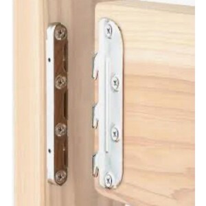 Op de afbeelding: Een metalen bedrailbeugelset bestaande uit twee zilverkleurige stalen platen bevestigd aan lichtgekleurde houten planken. De ene plaat is voorzien van drie naar beneden gerichte haken, terwijl de andere plaat bijbehorende sleuven heeft.