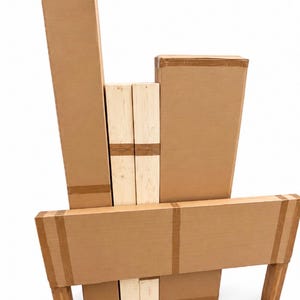 Op de afbeelding: Een verzameling rechthoekige kartonnen verzenddozen en twee lichtgekleurde houten balken gerangschikt in een verticale stapel. De kartonnen dozen zijn verzegeld met bruine tape en de houten balken zijn tussen de dozen geplaatst.