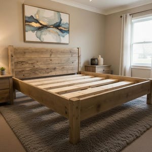 Op de afbeelding: Een lichtbruin houten bedframe met een hoog hoofdeinde van horizontale planken en een lattenbodem. Het bedframe is gemaakt van natuurlijk hout met zichtbare nerven en een stevig ontwerp met vierkante poten.