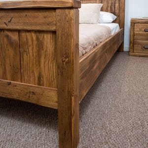 Puede incluir: Una estructura de cama de madera r&uacute;stica con un acabado de madera natural. La estructura de cama tiene un dise&ntilde;o sencillo con una cabecera y un piecero. La estructura de cama est&aacute; hecha de madera recuperada y tiene un aspecto desgastado.