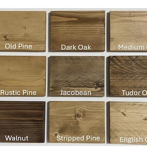 Op de afbeelding: Een raster van negen rechthoekige houten planken met verschillende beitskleuren. De labels bevatten Old Pine, Dark Oak, Medium Oak, Rustic Pine, Jacobean, Tudor Oak, Walnut, Stripped Pine en English Oak, elk met een eigen houtnerfpatroon.