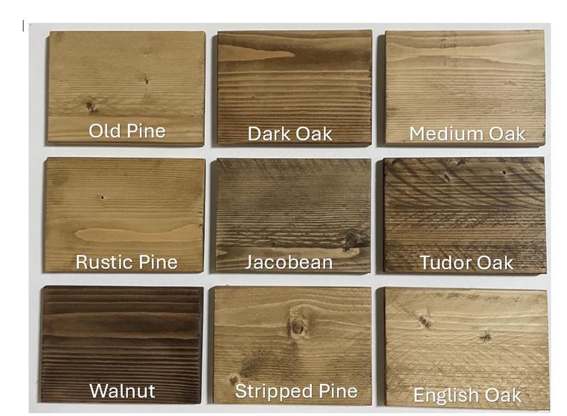 Op de afbeelding: Een raster van negen rechthoekige houten planken met verschillende beitskleuren. De labels bevatten Old Pine, Dark Oak, Medium Oak, Rustic Pine, Jacobean, Tudor Oak, Walnut, Stripped Pine en English Oak, elk met een eigen houtnerfpatroon.
