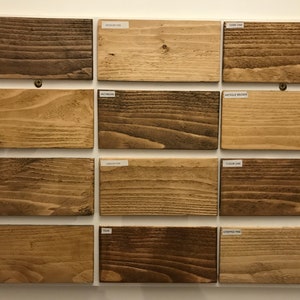 Puede incluir: Una carta de colores de tinte para madera con 12 colores de tinte para madera diferentes. Los colores est&aacute;n etiquetados con sus nombres: Nogal, Roble medio, Roble oscuro, Roble claro, Jacobeo, Marr&oacute;n antiguo, Marr&oacute;n oscuro, Roble ingl&eacute;s, Roble Tudor, Pino r&uacute;stico, Teca y Pino decapado.