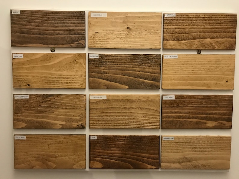 Puede incluir: Una carta de colores de tinte para madera con 12 colores de tinte para madera diferentes. Los colores est&aacute;n etiquetados con sus nombres: Nogal, Roble medio, Roble oscuro, Roble claro, Jacobeo, Marr&oacute;n antiguo, Marr&oacute;n oscuro, Roble ingl&eacute;s, Roble Tudor, Pino r&uacute;stico, Teca y Pino decapado.