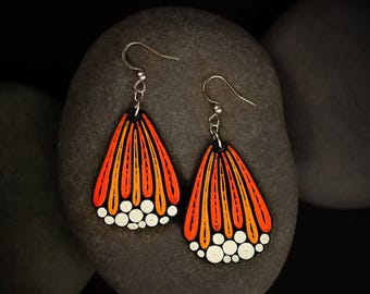 Pendientes de mariposa monarca con plumas: joyería realista para amantes de la naturaleza
