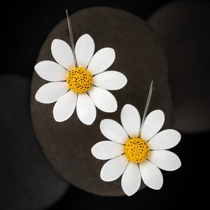 Orecchini Quilling di carta margherita bianca - Regalo di anniversario di carta per lei - Orecchini di carta trapuntata leggera - Orecchini sostenibili