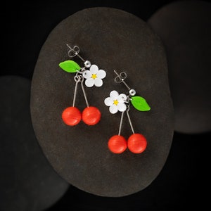 Boucles d'oreilles mignonnes en papier de cerises - Boucles d'oreilles en papier léger aux cerises - Cadeau de bijoux en papier du 1er anniversaire - Boucles d'oreilles aux fruits d'été