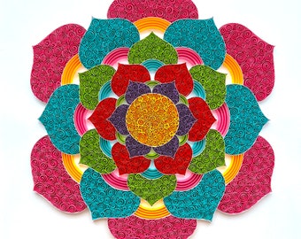 Arte de filigrana de papel con mandalas multicolores: decoración de geometría sagrada enmarcada