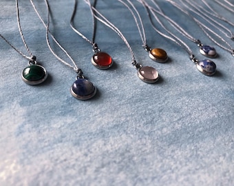 Collar de cabujón de piedras preciosas: colgante minimalista de cordón de nailon