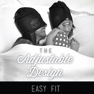 Puede incluir: Dos personas con máscaras para dormir negras con el texto "Nite Hood" están acostadas en la cama. El texto "THE ADJUSTABLE DESIGN EASY FIT" está debajo de ellas.