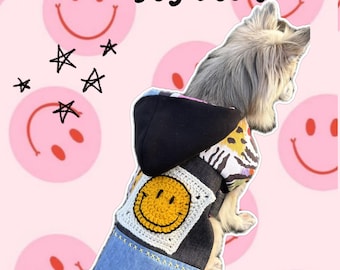 Felpa con cappuccio per cani con patchwork e faccina sorridente
