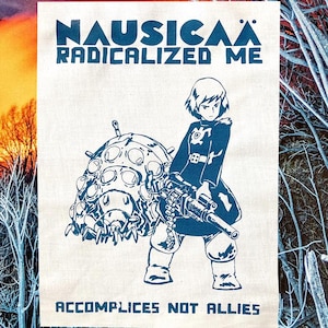 Może przedstawiać: Niebiesko-biały wydruk na płótnie przedstawiający postać z anime Nausicaä z Doliny Wiatru. Tekst głosi "Nausicaä Radicalized Me Accomplices Not Allies 8x11 inches".