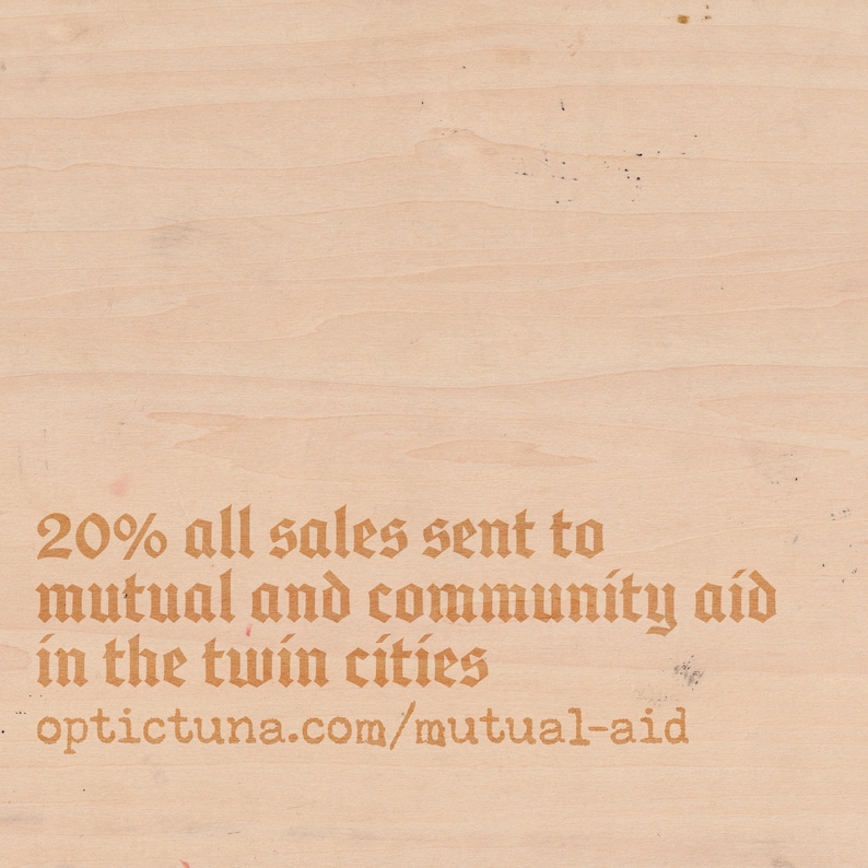 Puede incluir: Un letrero de madera con el texto "20% de todas las ventas enviadas a la ayuda mutua y comunitaria en las ciudades gemelas optictuna.com/mutual-aid" en una fuente marr&oacute;n.