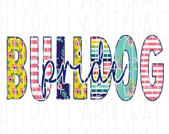 Può includere: Un design grafico colorato con le parole "Bulldog Pride" in una varietà di motivi, tra cui strisce, fiori e pois.