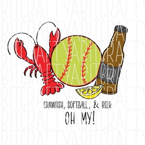 Può includere: Un gambero rosso, una palla da softball gialla con cuciture rosse, una bottiglia di birra marrone con un'etichetta bianca che dice "Birra", e una fetta di limone gialla. Il testo "Crawfish, Softball, & Beer Oh My!" è sotto gli oggetti.