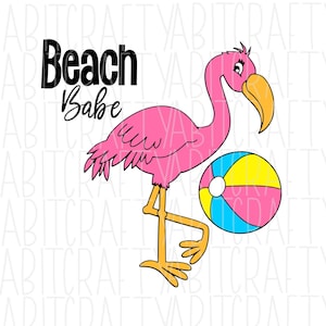 Puede incluir: Flamenco rosa con una pelota de playa, sosteniendo una pelota de playa. El texto "Beach Babe" está escrito encima del flamenco.