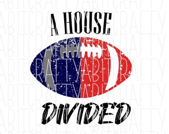 Puede incluir: Un balón de fútbol rojo, blanco y azul desgastado con el texto "A HOUSE DIVIDED" en negro. El balón de fútbol está dividido por la mitad, con el rojo y el blanco en un lado y el azul y el blanco en el otro.