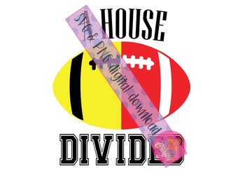 Puede incluir: Un diseño gráfico en blanco y negro con un balón de fútbol dividido por la mitad, un lado amarillo y negro, el otro rojo y blanco. El texto "HOUSE DIVIDED" está debajo del balón de fútbol.