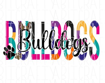 Può includere: Un design grafico colorato con la parola "Bulldogs" in un font giocoso. Le lettere sono riempite con motivi vibranti di verde acqua, rosa, arancione e viola. Sono inclusi anche un'impronta di zampa e la testa di un bulldog.