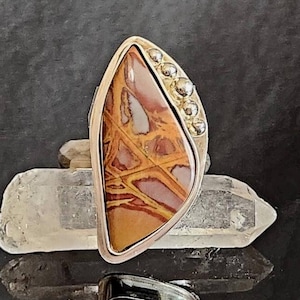 Anillo Noreena Jasper triangular cabujón, talla personalizada, engaste de plata de ley, hecho a mano por un orfebre, color rojo mostaza oxidado